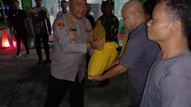 Kapolres Serang, AKBP Condro Sasongko bagian bingkisan. Foto: Yono