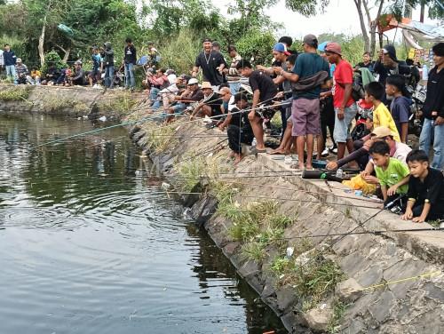 Para pemancing di Danau Puspemkab Serang. Foto Yono