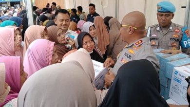 Kapolres Serang, AKBP Condro Sasongko diser emak-emak yang minta dooprize. Foto: Yono
