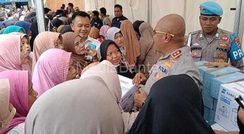 Kapolres Serang, AKBP Condro Sasongko diser emak-emak yang minta dooprize. Foto: Yono