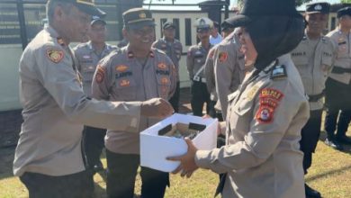 Penggalangan dana peduli bencana Sumatera di lingkungan Polres Serang. Foto Yono