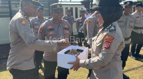 Penggalangan dana peduli bencana Sumatera di lingkungan Polres Serang. Foto Yono