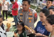 Kapolres Serang, AKBP Andri Kurniawan bersama emak-emak. Foto Yono
