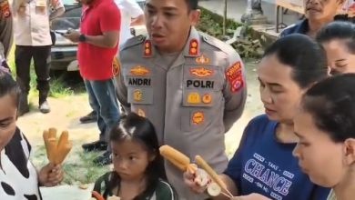 Kapolres Serang, AKBP Andri Kurniawan bersama emak-emak. Foto Yono