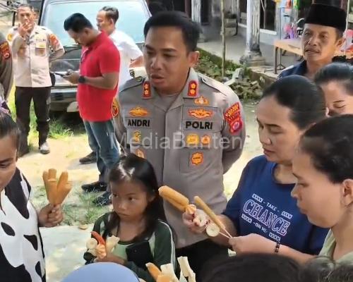 Kapolres Serang, AKBP Andri Kurniawan bersama emak-emak. Foto Yono