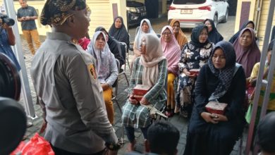 Kapolres Serang, AKBP Condro Sasongko memberi pesan ke emak-emak di Ciruas. foto: Yono