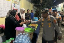 Kapolres Serang, AKBP Condro Sasongko buka puasa bersama emak-emak Desa Majasari. Foto: YOno