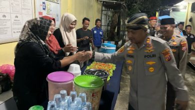 Kapolres Serang, AKBP Condro Sasongko buka puasa bersama emak-emak Desa Majasari. Foto: YOno