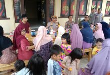 Kapolres Serang, AKBP Condro Sasongko halal bi halal dengan emak-emak Desa Parigi. Foto: Yono