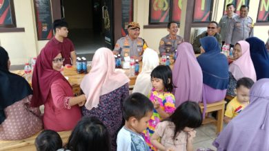 Kapolres Serang, AKBP Condro Sasongko halal bi halal dengan emak-emak Desa Parigi. Foto: Yono