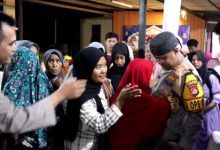 Kapolres Serang, AKBP Candra Sasongko bersama emak-emak Jawilan. Foto: Yono