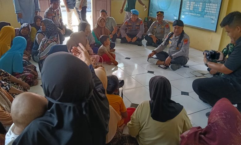 Kapolres Serang berkumpul dengan Ema-emak kampung. Foto: Yono