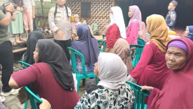 Kapolres Serang, AKBP Condro Sasongko kembali ngariung bersama emak-emak Kampung Kemuning, Kibin Foto Yono