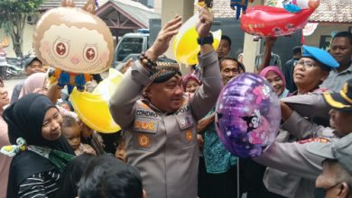 Kapolres Serang, AKBP Condro Sasong diserbu emak-emak di Pasar Murah. Foto: Yoo