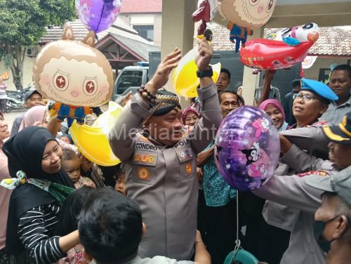 Kapolres Serang, AKBP Condro Sasong diserbu emak-emak di Pasar Murah. Foto: Yoo