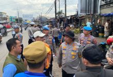 Kapolres Serang, AKBP Andri Kurniawan pada gerakan Jumat Bersih di Pasar Ciruas. foto Yono