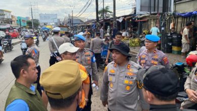 Kapolres Serang, AKBP Andri Kurniawan pada gerakan Jumat Bersih di Pasar Ciruas. foto Yono