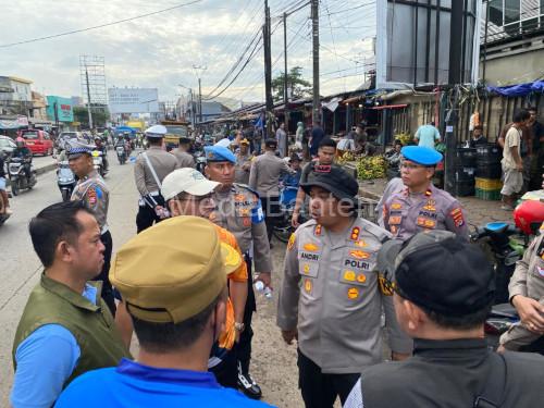Kapolres Serang, AKBP Andri Kurniawan pada gerakan Jumat Bersih di Pasar Ciruas. foto Yono