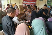 Kapolres Serang, AKBP Condro Sasongko dikerubungi pembeli. Foto: Yono