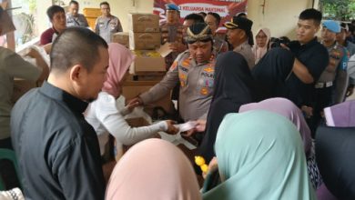 Kapolres Serang, AKBP Condro Sasongko dikerubungi pembeli. Foto: Yono