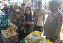 Kapolres Serang, AKBP Condro Sasongko tengah melayani masyarakt di GPM. Foto: Yono