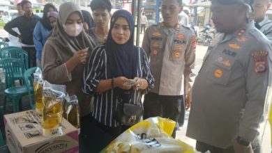 Kapolres Serang, AKBP Condro Sasongko tengah melayani masyarakt di GPM. Foto: Yono