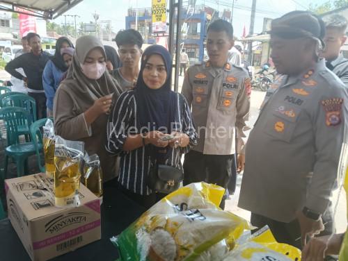 Kapolres Serang, AKBP Condro Sasongko tengah melayani masyarakt di GPM. Foto: Yono