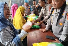 Warga Pontang "menyerbu" arena Gerakan Pasar Murah. Foto: Yono