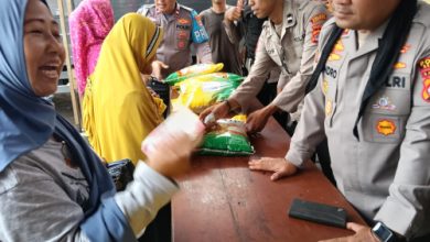 Warga Pontang "menyerbu" arena Gerakan Pasar Murah. Foto: Yono