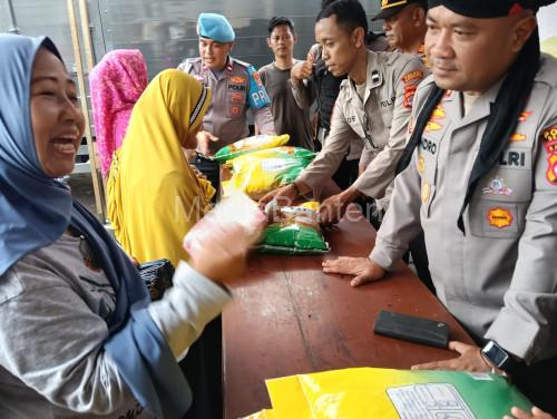 Warga Pontang "menyerbu" arena Gerakan Pasar Murah. Foto: Yono