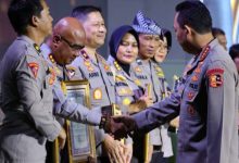 Kapolres Serang, AKBP Condro Sasongko menerima ucapan selamat dari Kapolri, Jenderal Listiyo Sigit Prabowo. Foto: Yono