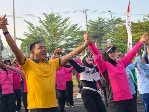 Kapolres Serang, AKBP Andri Kurniawan berolarahga bersama Forkopimda. Foto Yono