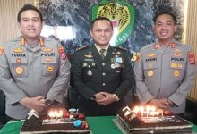 Peringati HUT TNI, Kapolres Serang Kota, Kombes Pol Yudha Satria dan Kapolres Serang, AKBP Andri Kurniawan berkunjung ke Dandim 0602 Serang, Kolonel Inf Marsen Sinaga. Foto Yono