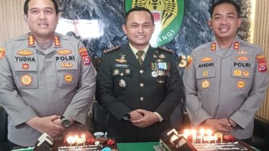 Peringati HUT TNI, Kapolres Serang Kota, Kombes Pol Yudha Satria dan Kapolres Serang, AKBP Andri Kurniawan berkunjung ke Dandim 0602 Serang, Kolonel Inf Marsen Sinaga. Foto Yono