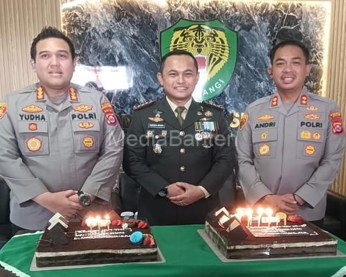 Peringati HUT TNI, Kapolres Serang Kota, Kombes Pol Yudha Satria dan Kapolres Serang, AKBP Andri Kurniawan berkunjung ke Dandim 0602 Serang, Kolonel Inf Marsen Sinaga. Foto Yono