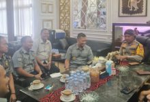 Kapolres Serang, AKBP Condro Sasongkok menerima Kepala Imigrasi Serang, I Gusti Agung Komang Artawan. Foto: Yono