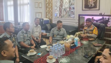 Kapolres Serang, AKBP Condro Sasongkok menerima Kepala Imigrasi Serang, I Gusti Agung Komang Artawan. Foto: Yono