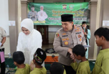 Kapolres Serang, AKBP Yudha Satria dan istri santuni anak yatim. Foto: Yono
