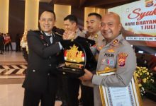Kapolres Serang, AKBP Conrdo Sasongko menerima penghargaan juara umum. Foto: Yono