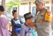 Kapolres Serang, AKBP Condro Sasongko berbagi bingkisan sembako. Foto: Yono