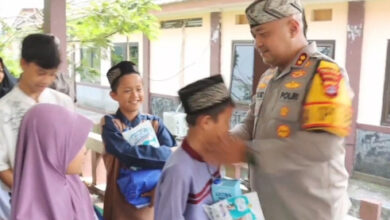 Kapolres Serang, AKBP Condro Sasongko berbagi bingkisan sembako. Foto: Yono