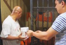 Kapolres Serang, AKBP Condro Sasongko berbagi dengan penghuni Rutan Polres Serang pada Jumat Berkah. Foto: Yono