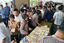 Kapolres Serang, AKBP Condro Sasongko membagikan makan siap saji usai Jumat Keliling. Foto Yono