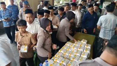 Kapolres Serang, AKBP Condro Sasongko membagikan makan siap saji usai Jumat Keliling. Foto Yono