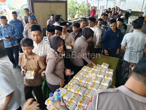 Kapolres Serang, AKBP Condro Sasongko membagikan makan siap saji usai Jumat Keliling. Foto Yono