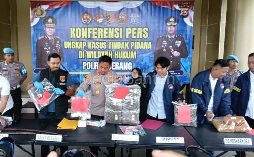 Kapolres Serang, AKBP Andri Kurniawan menggelar jumpa pers. Foto Yono