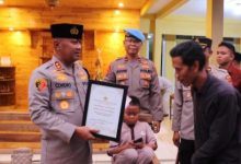 Kapolres Serang, AKBP condro Sasongko memberikan penghargaan ke Kades Tegal Maja. Foto: Yono