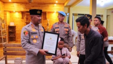 Kapolres Serang, AKBP condro Sasongko memberikan penghargaan ke Kades Tegal Maja. Foto: Yono