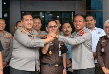 Kapolres serang, AKBP Andri Kurniawan dan Kapolresta Serang Kota, Kombes Yudhra Satria bersama Kepala Kejari Serang, Dado Ahmad Ekroni. Foto Yono
