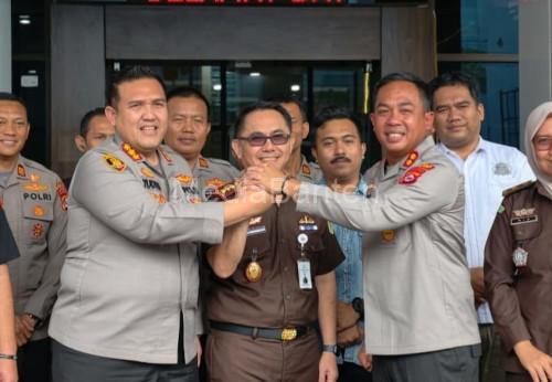 Kapolres serang, AKBP Andri Kurniawan dan Kapolresta Serang Kota, Kombes Yudhra Satria bersama Kepala Kejari Serang, Dado Ahmad Ekroni. Foto Yono